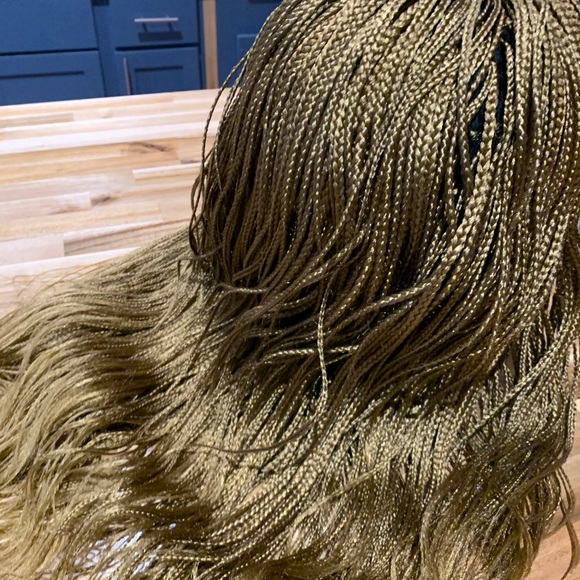 Gorgeous Micro Conroe wig - Picture 4 of 7